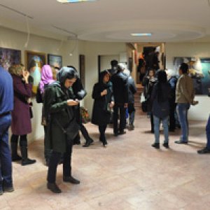 آثار 38 نقاش جوان در گالری پنجره روی دیوار است