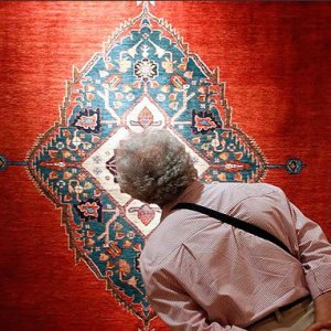 بررسی نقش هنر فرش در نمایشگاه «بهشت ایرانی بر صحنه تار و پود»