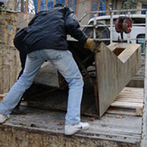 حمل مجسمه‌ های پرویز تناولی با وضعی اسفناک