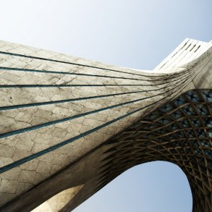 خطر تخریب در کمین برج آزادی