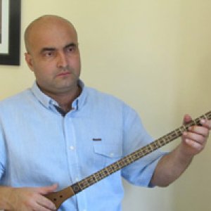 رحمان مرادی نوازنده تار و سه تار در قطعه هنرمندان آرام گرفت