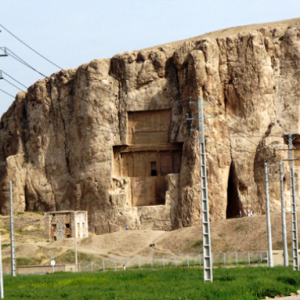 نقش رستم فارس؛ محبوس در میان تیرهای برق