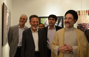 بازدید خاتمی از نمایشگاه «بهشت ایرانی بر صحنه تار و پود»