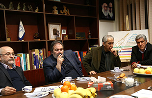 بازدید علی مرادخانی از دبیرخانه جشنواره تجسمی فجر