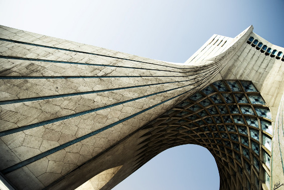 خطر تخریب در کمین برج آزادی