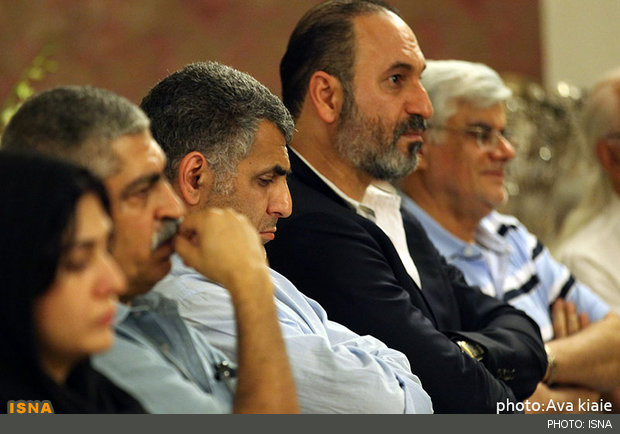 دیدار جمعی از هنرمندان با دکتر عارف