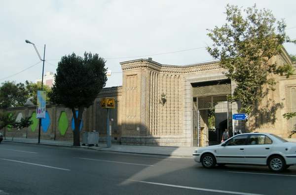 مدیریت رنگارنگ بر آثار ملی ایران