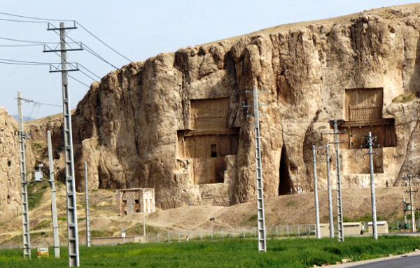 نقش رستم فارس؛ محبوس در میان تیرهای برق